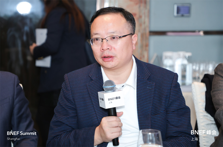 Huasun-Presents-Key-Benefits-of-HJT-Vertical-Installation-for-Traditional-Industries-at-BNEF-Summit-Shanghai-2024-02.jpg