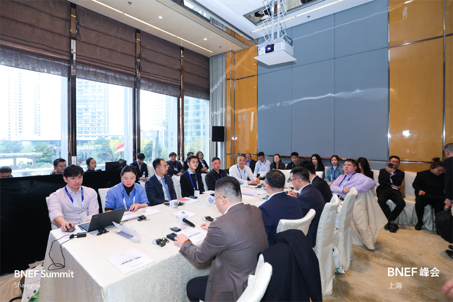 Huasun-Presents-Key-Benefits-of-HJT-Vertical-Installation-for-Traditional-Industries-at-BNEF-Summit-Shanghai-2024-04.jpg